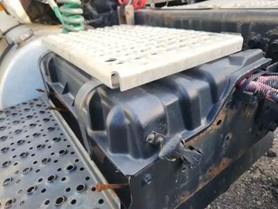 International TranStar 8600 Battery Box Cover