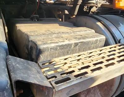Mack Vision CXN613 Battery Box Cover for a 2007 Mack CXN613