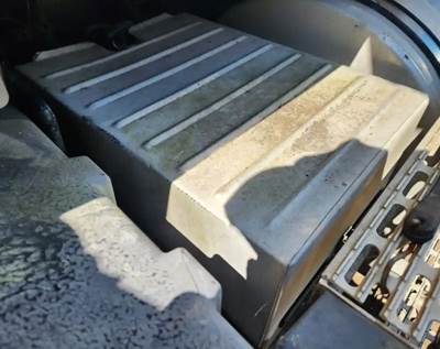 Mack Vision CXN613 Battery Box Cover for a 2006 Mack CXN613