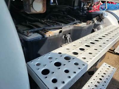Freightliner Cascadia 125 Battery Box