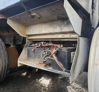 Freightliner Century Class 112 Battery Box for a 2000 Freightliner CENTURY CLASS 12