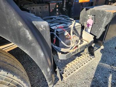 Mack Pinnacle CXU612 Battery Box for a 2009 Mack CXU612