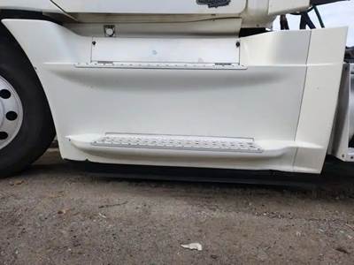Freightliner Cascadia 125 Left Cab Fairing