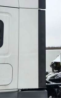 Freightliner Cascadia 126 Left Cab Fairing