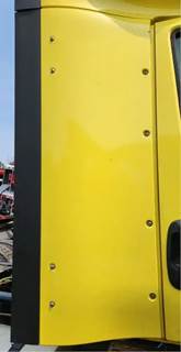 International RH613 Right Cab Fairing