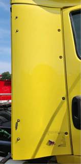 International RH613 Right Cab Fairing