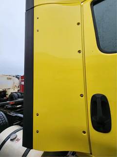 International RH613 Right Cab Fairing