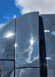 Volvo VNL Left Cab Fairing