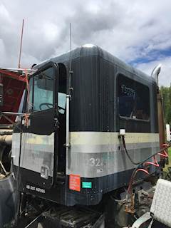 Freightliner FLD112 Cab Assembly for a 1986 Freightliner FLD112SD