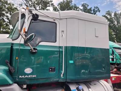 Mack Pinnacle CXU613 Cab Assembly for a 2013 Mack CXU613