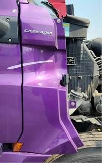 Freightliner Cascadia 126 Cowl