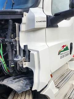 Freightliner Cascadia 126 Cowl