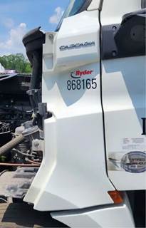 Freightliner Cascadia 126 Cowl