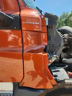 Freightliner Cascadia 126 Cowl