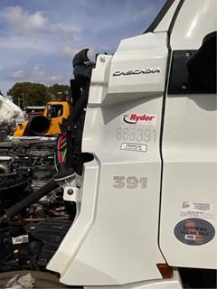 Freightliner Cascadia Cowl