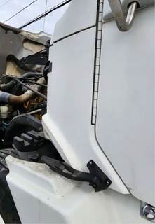 Freightliner Columbia 120 Cowl