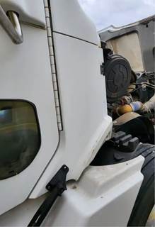 Freightliner Columbia 120 Cowl