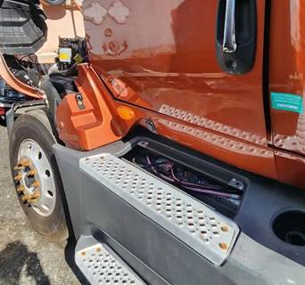 International LT625 Cowl