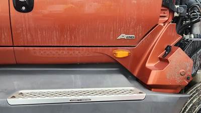 International LT625 Cowl