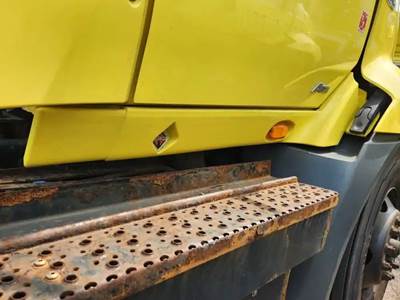 International RH613 Cowl