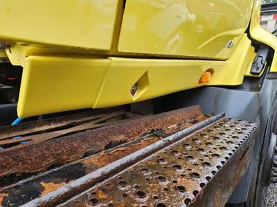 International RH613 Cowl