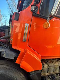 Volvo VNL Cowl