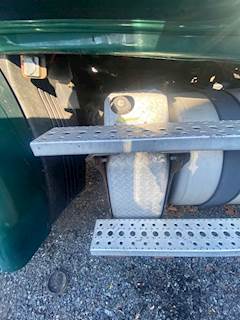 Freightliner Cascadia 113 DEF Tank