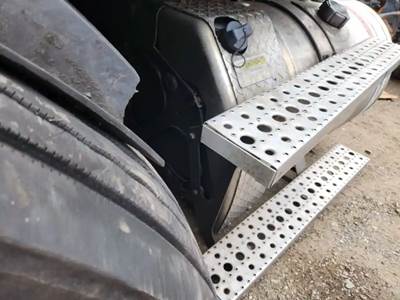 Freightliner Cascadia 113 DEF Tank