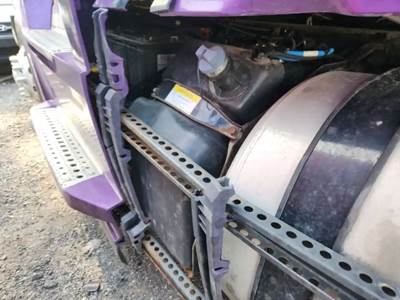 Freightliner Cascadia 126 DEF Tank