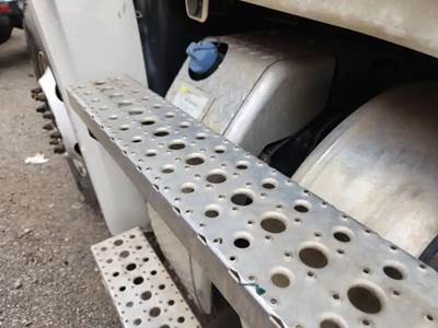 Freightliner Cascadia 126 DEF Tank