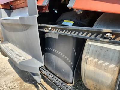 Freightliner Cascadia 126 DEF Tank