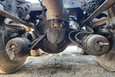 Eaton DS402 Front Differential for a 1996 Peterbilt 378