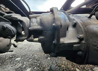 Eaton DS402 Front Differential for a 1993 Freightliner FLD120