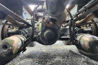 Meritor-Rockwell RT40-145 Complete Axle-Front Rears for a 2006 Volvo VNL