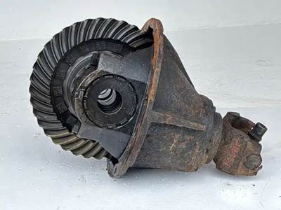 Dana 19060S Rear Differential for a 1999 Chevrolet C7500