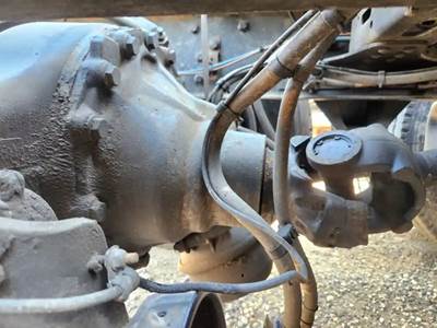 Detroit RT40-NFD Rear Differential for a 2022 Freightliner Cascadia 126