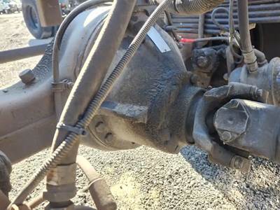 Eaton 21060S Rear Differential for a 1998 GMC T7500