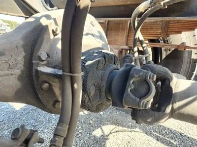 Eaton 21065S Rear Differential for a 1995 Volvo FE