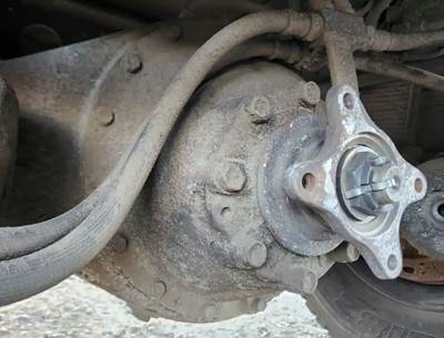 Mitsubishi MK350172 Rear Differential for a 2007 Mitsubishi FM65F