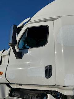 Freightliner Cascadia 125 Left Door