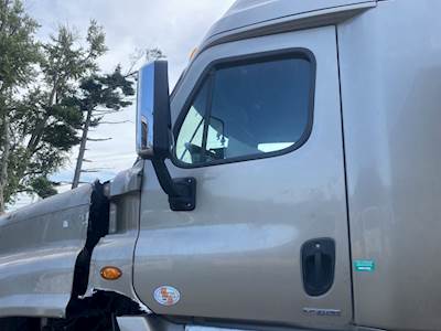Freightliner Cascadia 125 Left Door