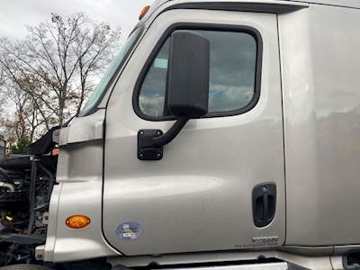 Freightliner Cascadia 125 Left Door