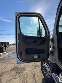 Freightliner Cascadia 125 Left Door