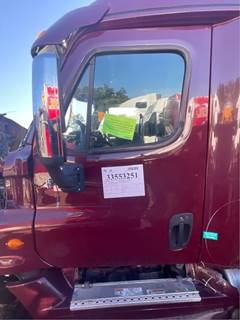Freightliner Cascadia 125 Left Door