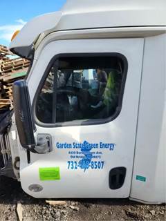 Freightliner Cascadia 125 Left Door