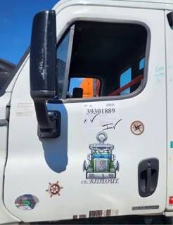 Freightliner Cascadia 125 Left Door