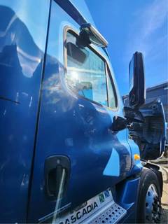 Freightliner Cascadia 125 Right Door