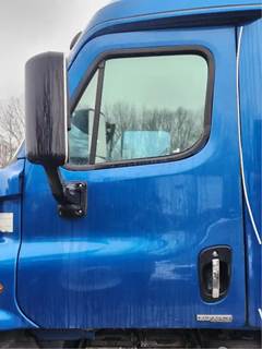 Freightliner Cascadia 125 Left Door