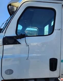 Freightliner Cascadia 126 Left Door