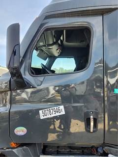 Freightliner Cascadia 126 Left Door